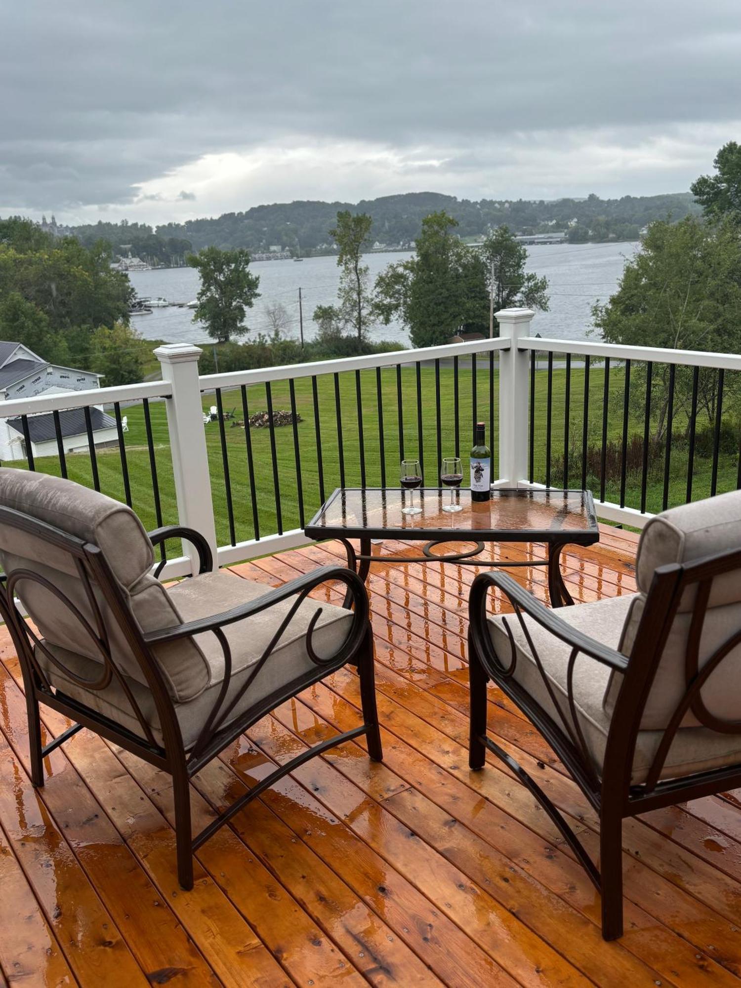 Gray'S Manor - Lake Memphremagog Apartment Newport Стая снимка