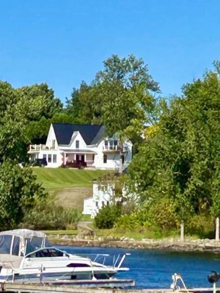 Gray'S Manor - Lake Memphremagog Apartment Newport Екстериор снимка